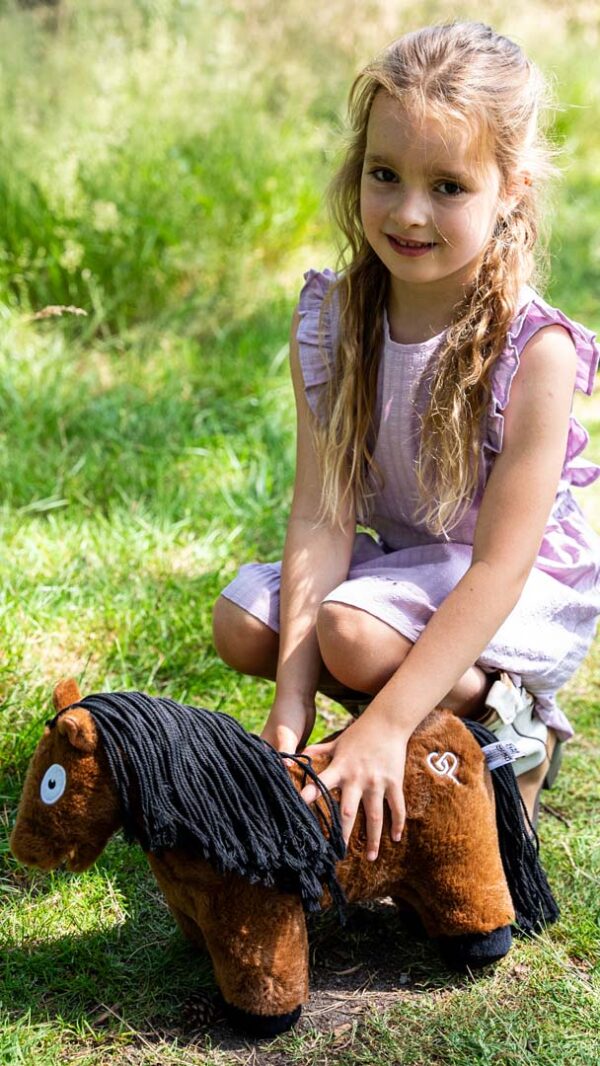 Crafty Pony Pferd Plüschtier braun mit schwarzer Mähne (48 cm) mit Anleitungsheft. Crafty Ponies Pferdeplüschfigur – niedlich und ideal zum Sammeln! craftypony